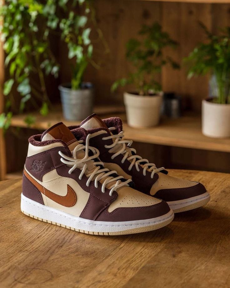 Nike Air Jordan Retro 1 Mid Brown Basalt Oatmeal Mocha